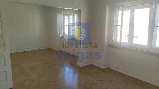 Arrendamento de apartamento T4 na Av. de Roma - Campo Pequeno