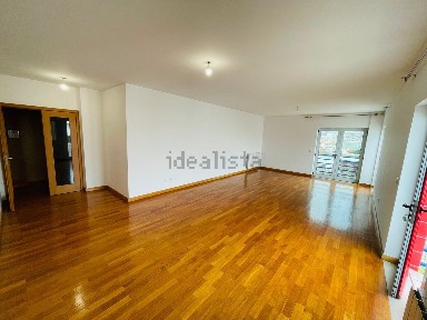 Arrendamento de apartamento T3 na Avenida Dom João II, 84