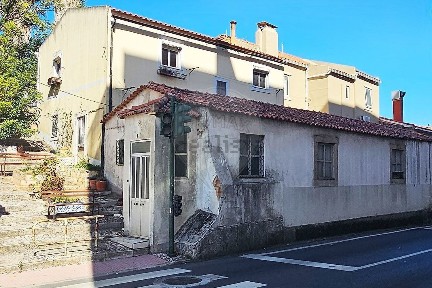 Moradia independente à venda na Rua Vítor Cordon