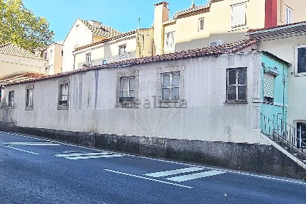 Moradia independente à venda na Rua Vítor Cordon