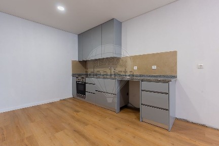 Arrendamento de apartamento T2 na Rua Maria de Melo Colga