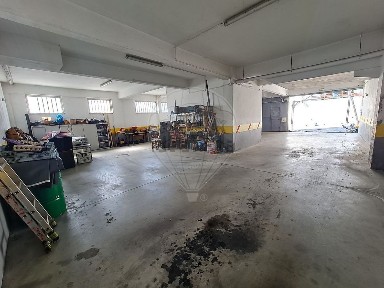 Arrendamento de armazém na Rua Padre Américo