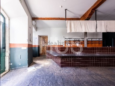 Arrendamento de espaço comercial na Rua das Escolas Gerais, 88