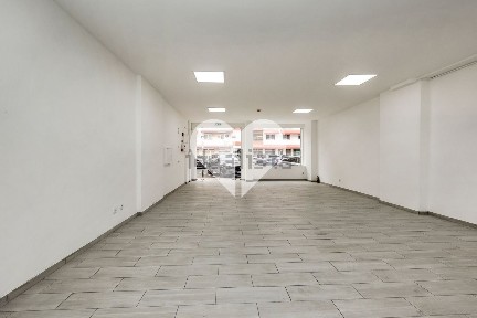 Arrendamento de espaço comercial na Rua Oliveira Martins, 12