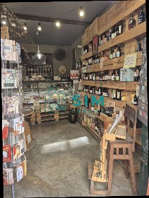 Garrafeira, mercearia para trespasse na Rua do Poço dos Negros