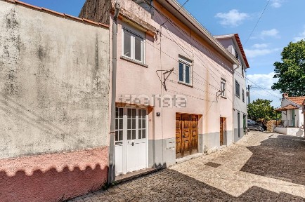 Moradia geminada à venda na Rua 25 de Julho