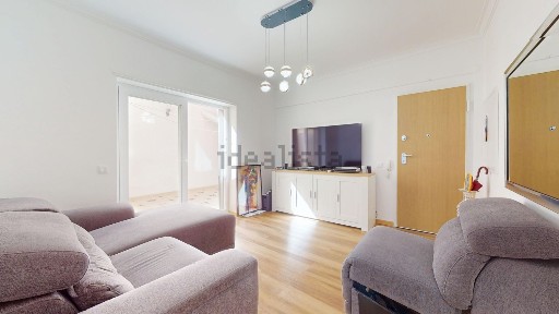 Apartamento T1 à venda na Avenida Patrão Joaquim Lopes