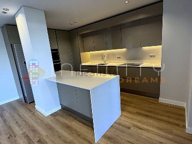 Apartamento T3 à venda na Rua Doutor José Neves Junior