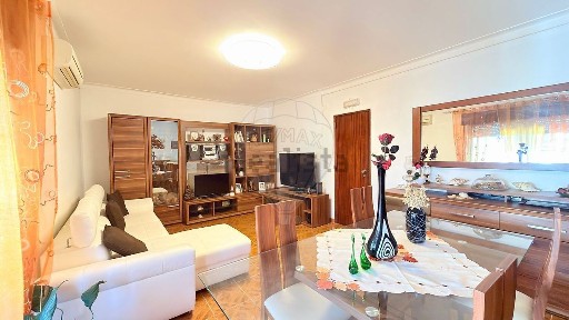 Apartamento T3 à venda na Rua de Angola
