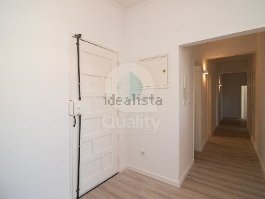 Apartamento T3 à venda na Rua Miguel Pais