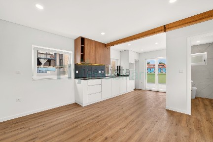 Apartamento T2 à venda na Rua Ferreira Caldas s/n