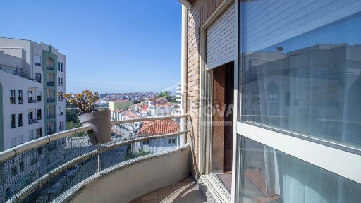 Apartamento T3 à venda na Travessa Conselheiro Veloso da Cruz