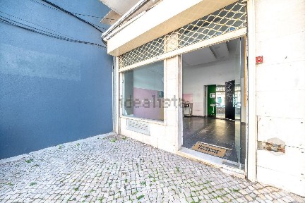 Espaço comercial à venda na Rua Emília das Neves, 15