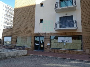 Espaço comercial à venda na Praceta Fernando de Almeida