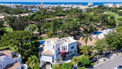 Moradia independente à venda nas Golférias - Honório