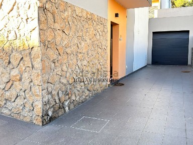 Arrendamento de moradia geminada no Centro da Quinta do Conde