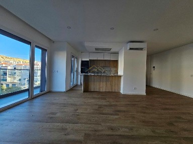 Apartamento T3 à venda na Rua Joaquim Agostinho