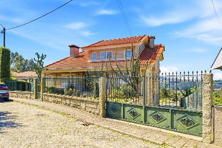 Moradia independente à venda na Rua Casa Branca
