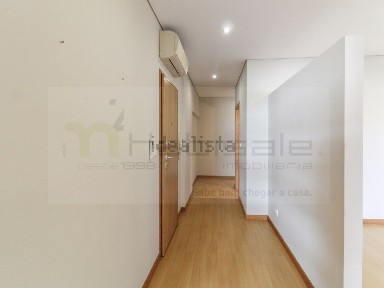 Arrendamento de apartamento T2 na Avenida Reinaldo dos Santos, 24 A/b