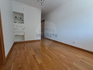 Arrendamento de apartamento T2 na Rua Olivério Serpa