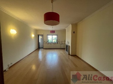 Arrendamento de apartamento T2 na Rua Doutor Feiteira Maia, 73