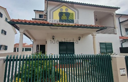 Moradia geminada à venda na Rua dos Ferroviários