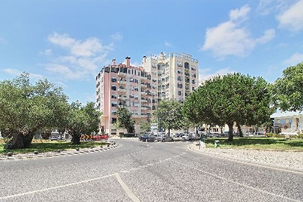 Apartamento T3 à venda na Avenida 25 de Abril