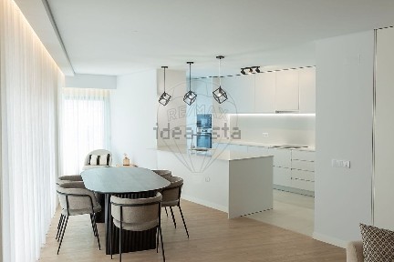 Apartamento T4 à venda na Rua Ataide de Oliveira