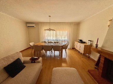 Apartamento T4 à venda na Rua Ferreira de Lemos