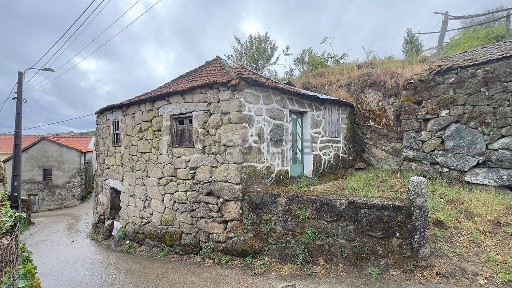 Moradia independente à venda na Travessa do Outeiro