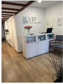 Arrendamento de espaço comercial na Rua Professora Virgínia Rau