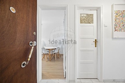 Apartamento T2 à venda na Praça Mestre Simões de Almeida