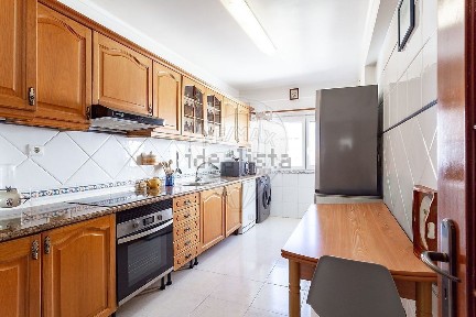 Apartamento T4 à venda na Rua Cidade do Funchal