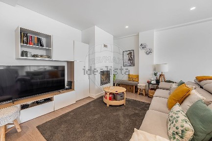 Apartamento T3 à venda na Rua Padre António Freire