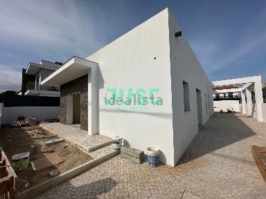 Moradia independente à venda na Fernão Ferro