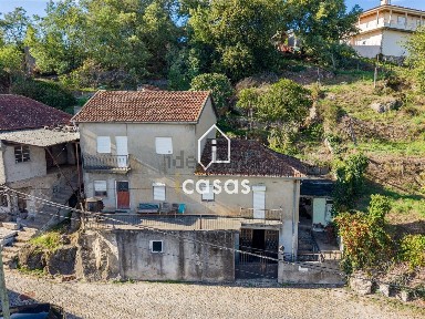 Moradia independente à venda em Lordelo