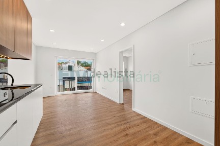 Apartamento T1 à venda na Rua Ferreira Caldas s/n