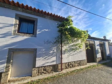 Moradia independente à venda na Rua da Aldeia