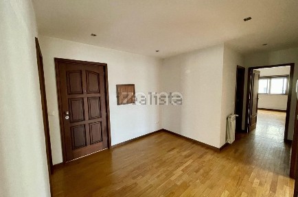 Arrendamento de apartamento T4 na Rua Fernando de Almeida, 164
