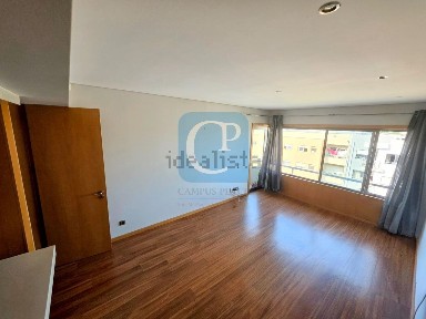 Arrendamento de apartamento T2 na Rua Maria Feliciana, 210