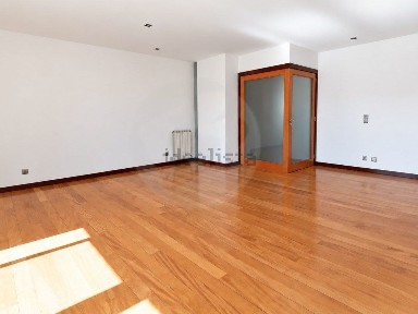 Arrendamento de apartamento T3 na Avenida Mouzinho de Albuquerque