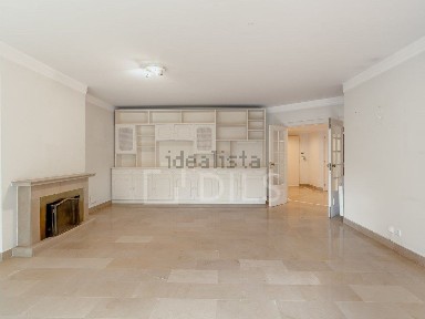 Apartamento T3 à venda na Avenida Lago
