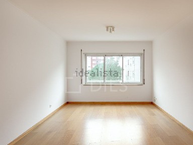 Apartamento T3 à venda na Rua José Cardoso Pires