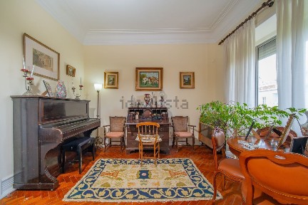 Apartamento T5 à venda na Avenida Elias Garcia