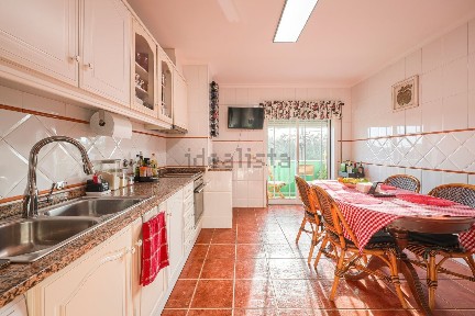 Apartamento T5 à venda na Rua dos Melões