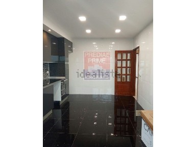 Apartamento T3 à venda na Travessa Escolar