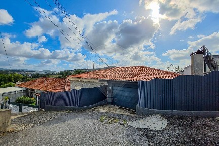 Moradia independente à venda em Fermentões