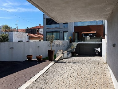 Moradia geminada à venda na Rua Artur Sobral, 5 a