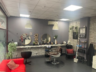 Trespasse de barbearia com muito movimento de cliente dans barbearia e fica bem situado lado pingo doce e escola