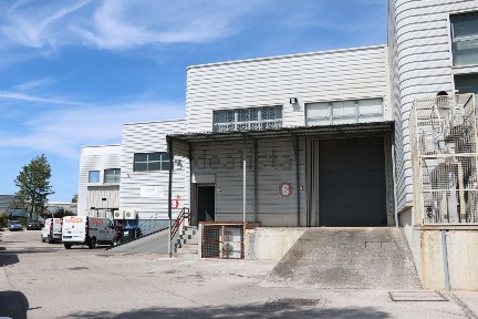 Arrendamento de armazém na Rua Rodrigo Sarmento de Beires